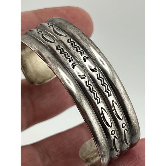 Native American Jewelry - vintage Native American sterling silver 925 bracelet